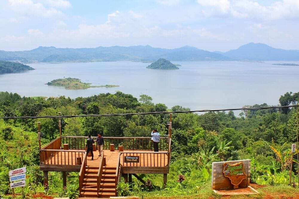 Menyaksikan Keindahan Alam di Puncak Damar Wisata Alam Jatigede Sumedang