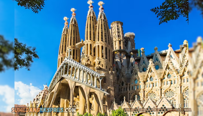 Arsitektur unik di Antoni Gaudí di Barcelona, Spanyol. Memanjakan Mata Para Turis Dari Berbagai Negara Arsitektur unik di Antoni Gaudí di Barcelona, Spanyol. Memanjakan Mata Para Turis Dari Berbagai Negara