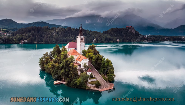 Keindahan Danau Bled di Slovenia Menambah Kesan Keromantisan Ketika Bulan Madu Sama Sang Kekasih