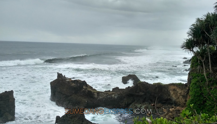 Pesona Pantai Sumedang Gak Ada Bedanya Sama Pantai Pangandaran, Dekat Dengan Penginapan Bintang 5?