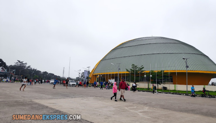 Olahraga di Gedung Sport Jabar Arcamanik Bandung Jawa Barat