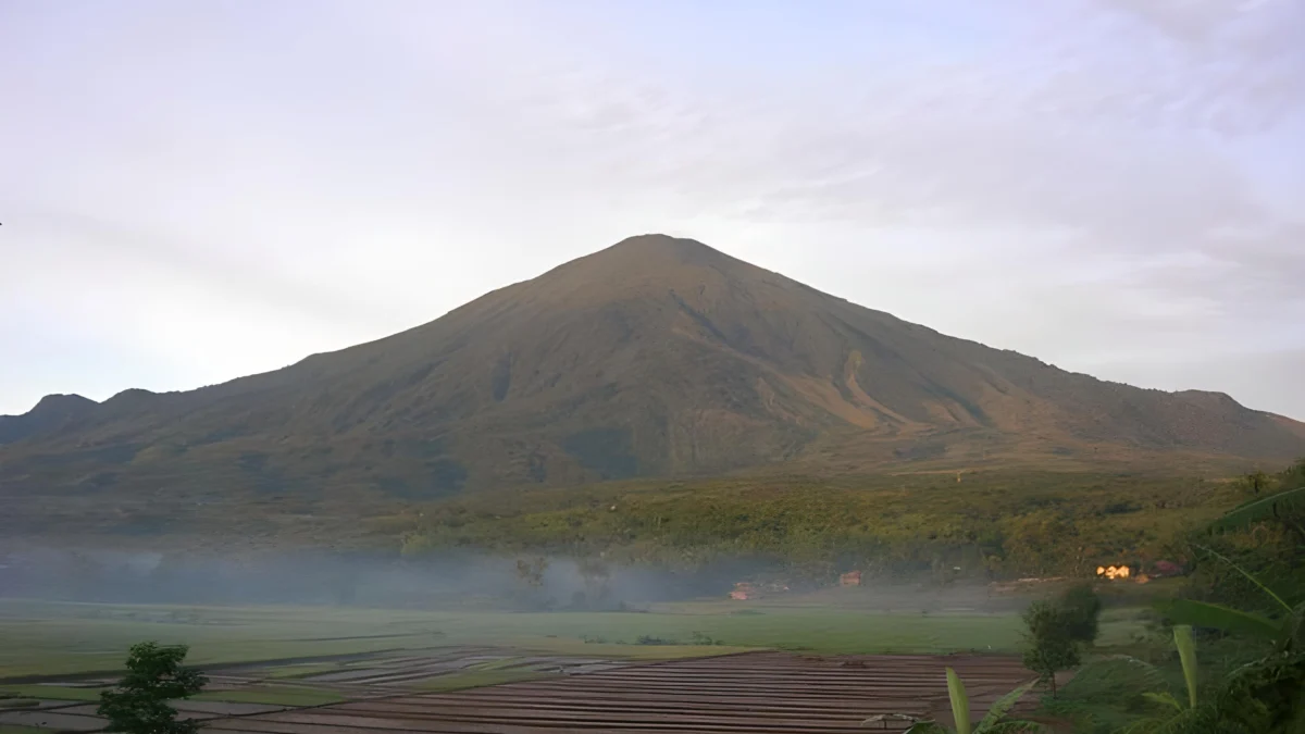 Pacu Adrenalinemu Dengan Trekking di Gunung Gunung Tertinggi di Jawa Barat