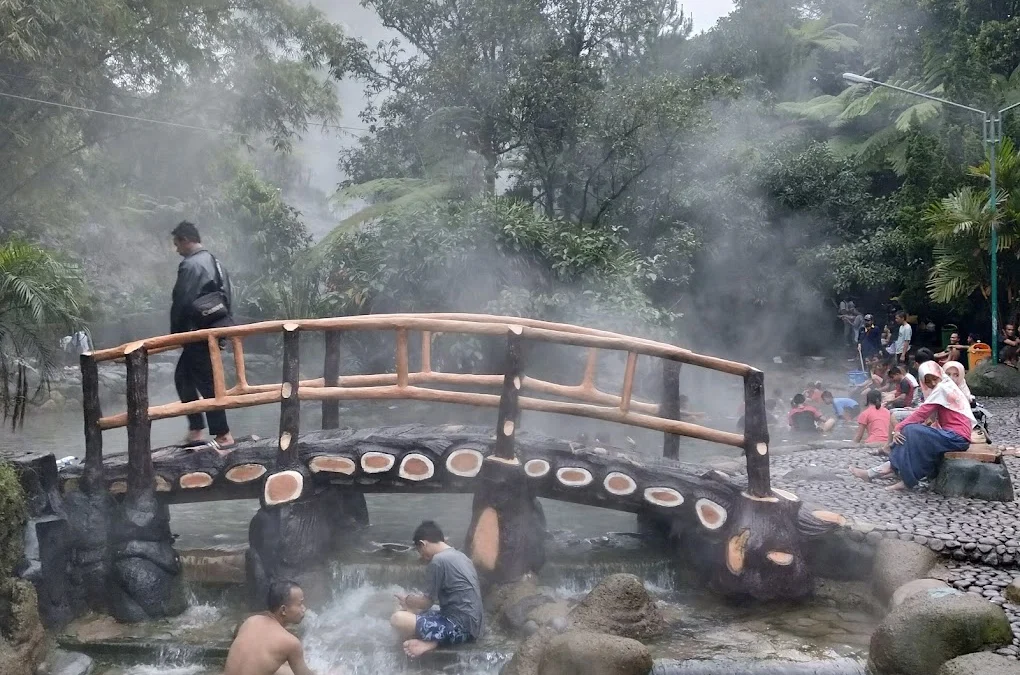 Pemandian Air Panas Ciater: Santai di Kolam Air Panas