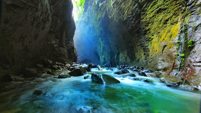 Menyusuri Keindahan Air Terjun Curug Cimahi