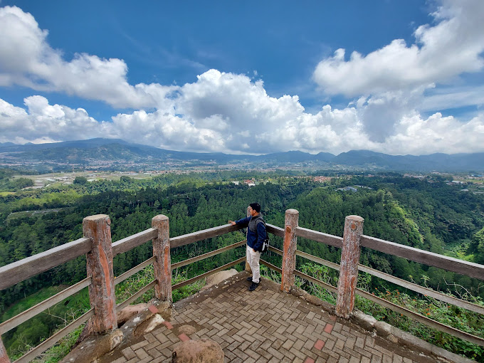 Bandung dari Atas Indah Banget Ternyata! Ini Pemandangan Kota dari Tebing Keraton!