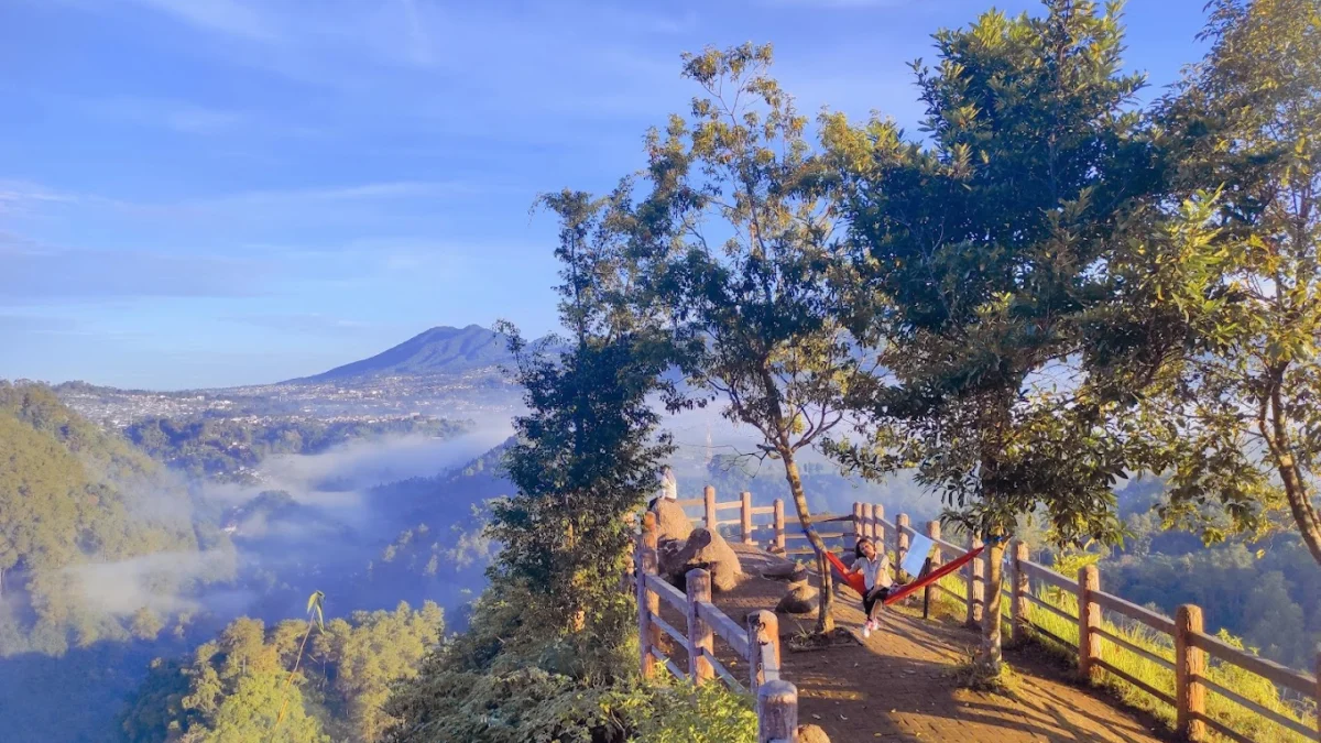 Keindahan Hutan dan Bebatuan Wisata Alam Tebing Keraton di Bandung