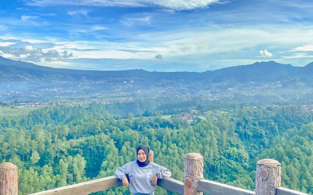 Bandung dari Atas: Pemandangan Kota dari Tebing Keraton