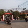 LALULALANG: Aipda Irwan Sukmana dan Briptu Nanda Ilyasa saat mengatur lalu lintas pagi hari, di Jalan prabu Gajah Agung perempatan Kantor Damkar, baru - baru ini.