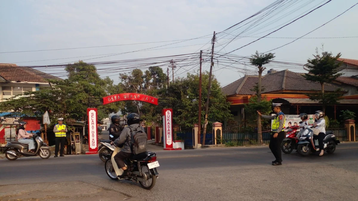 LALULALANG: Aipda Irwan Sukmana dan Briptu Nanda Ilyasa saat mengatur lalu lintas pagi hari, di Jalan prabu Gajah Agung perempatan Kantor Damkar, baru - baru ini.