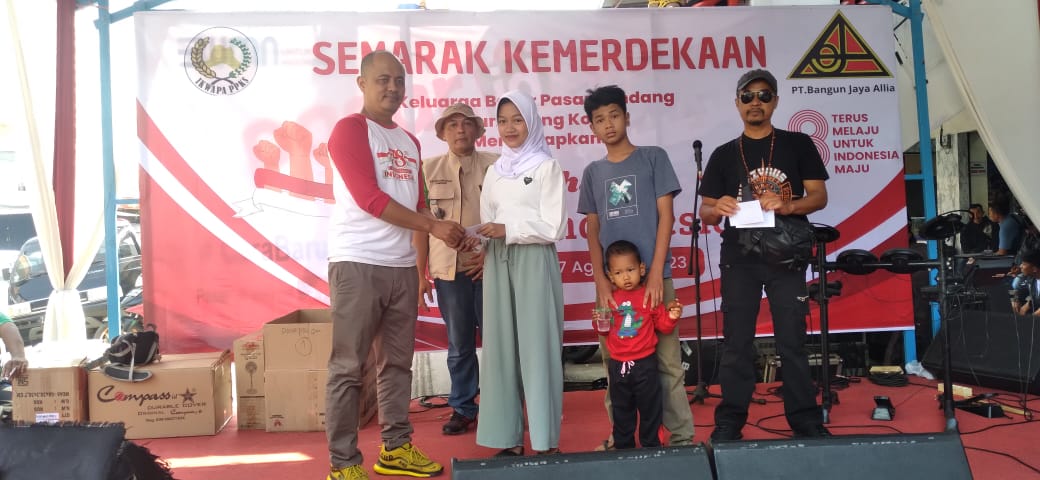 Kepala Kantor Pasar Sandang Sumedang, Taufik Hidayat saat memberikan santunan pada beberapa anak yatim pada kegiatan HUT RI Ke 78 di Pasar Sandang Sumedang Minggu (3/9).