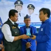 ANTUSIAS: Ketua DPD Partai Amanat Nasional Kabupaten Sumedang, Bagus Noor Rochmat (kanan) foto bersama Bupati Sumedang Dony Ahmad Munir di sela-sela kegiatan santunan anak yatim di Graha Insun Medal Sumedang, baru-baru ini. (Istimewa)