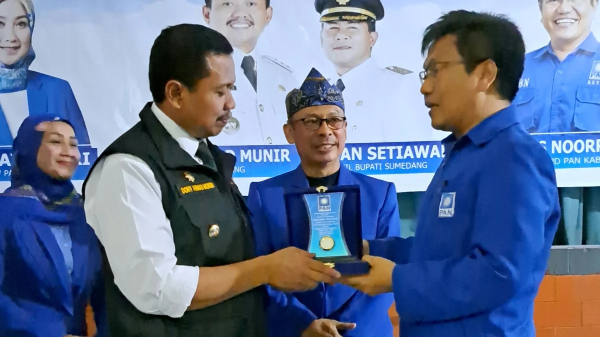 ANTUSIAS: Ketua DPD Partai Amanat Nasional Kabupaten Sumedang, Bagus Noor Rochmat (kanan) foto bersama Bupati Sumedang Dony Ahmad Munir di sela-sela kegiatan santunan anak yatim di Graha Insun Medal Sumedang, baru-baru ini. (Istimewa)