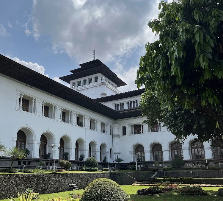 Mengungkap Sejarah yang Tersembunyi: Petualangan ke Tempat-Tempat Bersejarah di Bandung Mengungkap Sejarah yang Tersembunyi: Petualangan ke Tempat-Tempat Bersejarah di Bandung