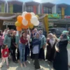 MERIAH: Acara pelepasan balon pada Grand Opening, di halaman depan Kaluna Salon, oleh Direktur Utana Kaluna Salon, Fuzi Dwi Purwanti, baru-baru ini.