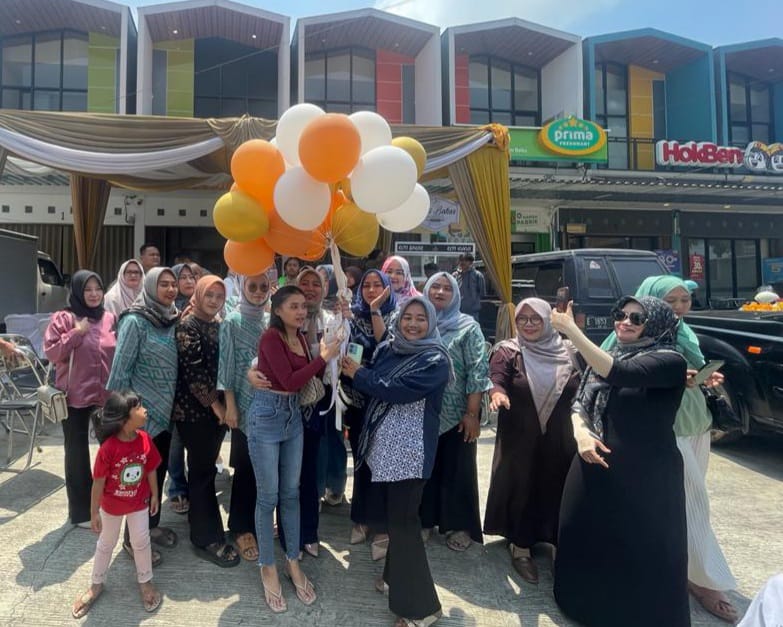 MERIAH: Acara pelepasan balon pada Grand Opening, di halaman depan Kaluna Salon, oleh Direktur Utana Kaluna Salon, Fuzi Dwi Purwanti, baru-baru ini.