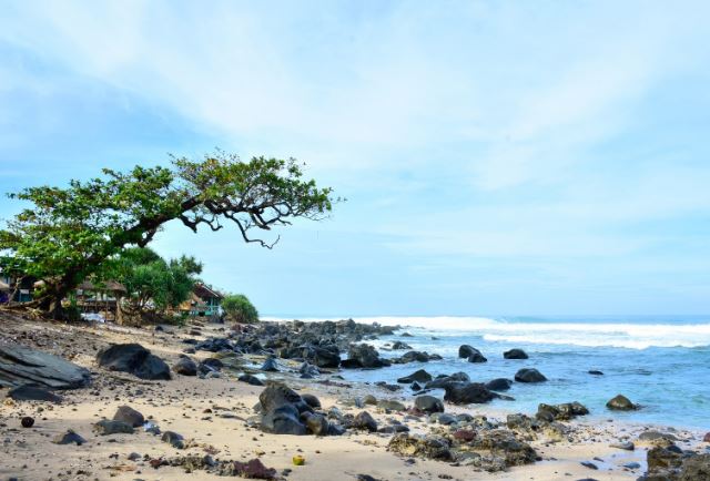 Liburan di Pantai Bandung Mirip Pantai Pangandaran, Yu Cus Kesini!