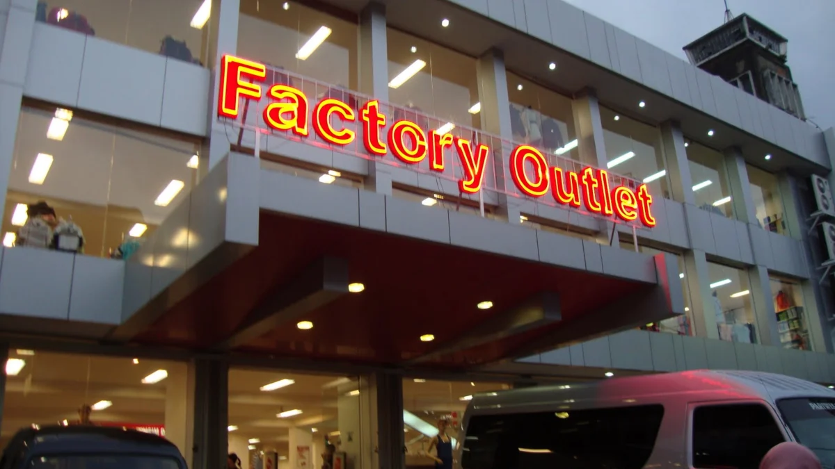 Pengen Beli Fashion Ternama dengan Harga Murah? Yuk Jelajahi Factory Outlet di Bandung Berikut Ini: Surga Fashion dan Aksesori Terbaru