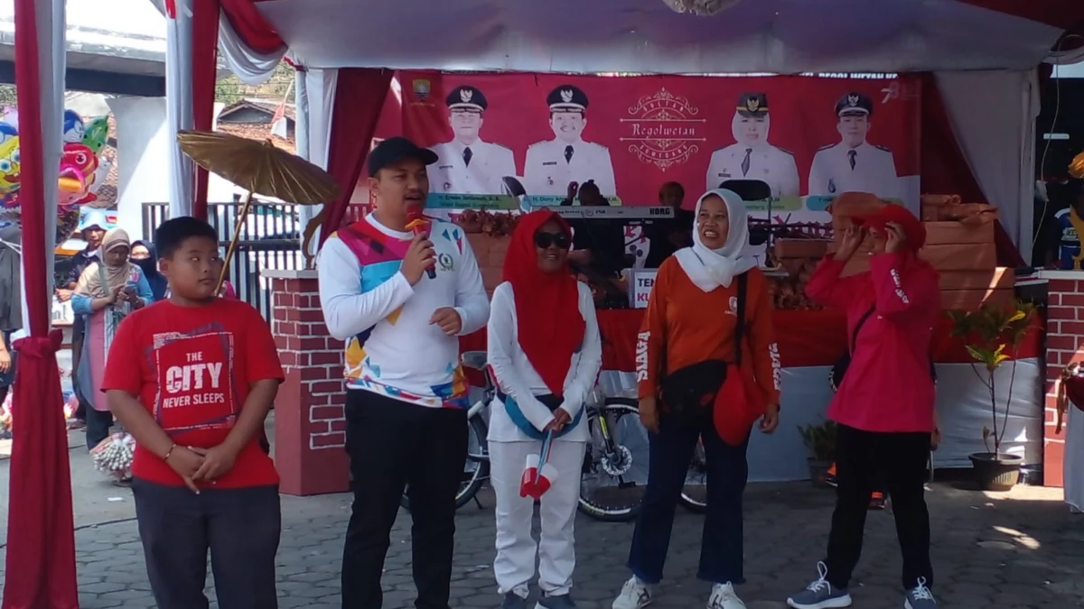 OPTIMIS: Kader PPP Sumedang, Ekky Ahmad Muzaki Ramdhani SH., bercengkrama dengan warga saat menjadi tamu undangan pada HUT RI Ke 78 di Kelurahan Regolwetan beberapa waktu yang lalu.(istimewa)