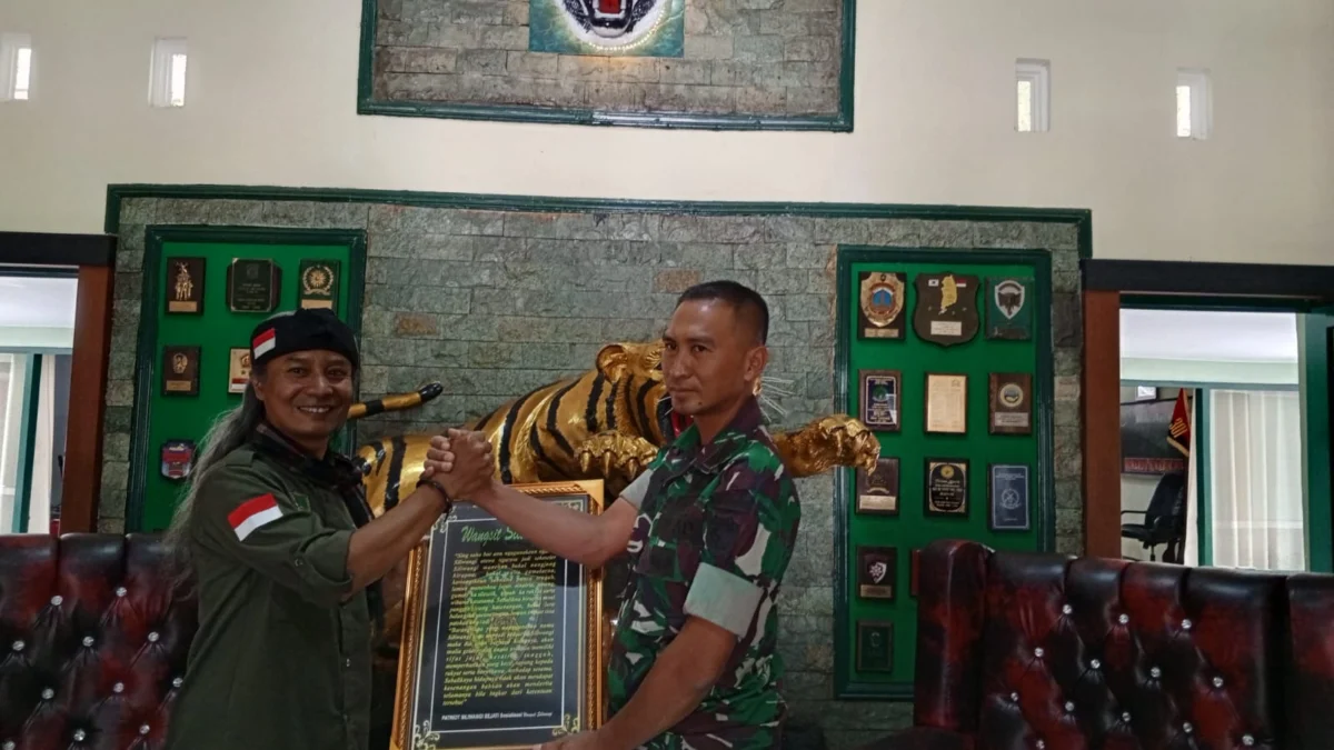 ANTUSIAS: Patriot Siliwangi bersama Letda Inf Mohamad Isroi pada kegiatan Sosialisasi Wangsit Siliwangi ke Yonif Raider 301/Prabu Kian Santang,  di Jalan Raya Cimalaka, kemarin.(istimewa)