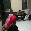 TRANSAKSI: Warga Dusun Bakom mendaftarkan diri dalam program bantuan sosial dari oknum yang mengatas namakan petugas Partai Perindo, .(Foto Rizki)