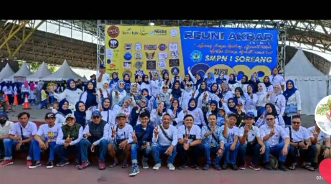 KOMPAK: Para alumni berfoto bersama dengan katar belakang backdrop acara reuni akbar di Dome Balerame, GBS Soreang Minggu (3/9).(istimewa)