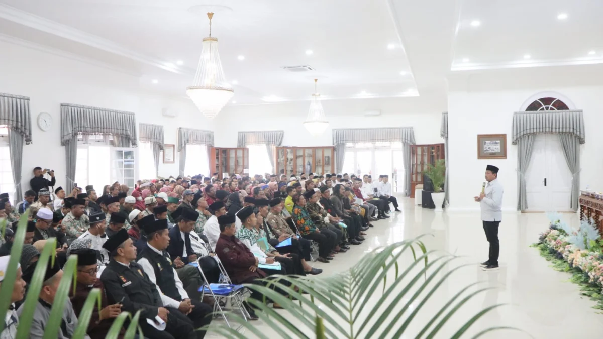 JELANG PURNA TUGAS: Bupati Sumedang H Dony Ahmad Munir saat  sedang berpamitan kepada ratusan alim ulama dan budayawan, dalam acara sosialisasi gerakan bersama lawan Stunting dan kemiskinan, di Gedung Negara Kabupaten Sumedang, baru-baru ini.(istimewa)