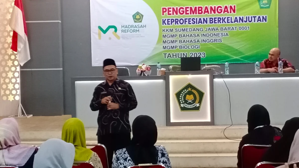 BERIKAN KETERANGAN: Pengawas Bina Madrasah Kemenag Sumedang, Dadan Rahadian memberikan paparan, di Aula Kemenag Kabupaten Sumedang dalam kegiatan pembukaan pengembangan keprofesian berkelanjutan KKMA dan MGMP tingkat Madrasah Aliyah Kabupaten Sumedang, baru-baru ini.