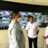 Sumedang Optimalakan Program Parkir Berlanggana OPTIMIS: Kepala Bidang Parkir Iwan Hermawan dan Ketua Apdesi DPC Kabupaten sumedang Welly Sanjaya, bersama Ketua FK(BPD) Asep Suryana di ruangan ATCS Kabupaten Sumedang.(foto Rizki)