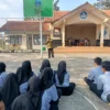 SOSIALISASI: Wakil Bupati Sumedang H Erwan Setiawan SE saat kegiatan Sosialisasi Pemilu Kepada Pemilih Pemul, dengan Tema Peran Generasi Milenial Meningkatkan Partisipasi Pemilih Pada Pemilu 2024 di Kabupaten Sumedang di SMAN 1 Conggeang, Kamis (14/9). (Foto ATEP BIMO)