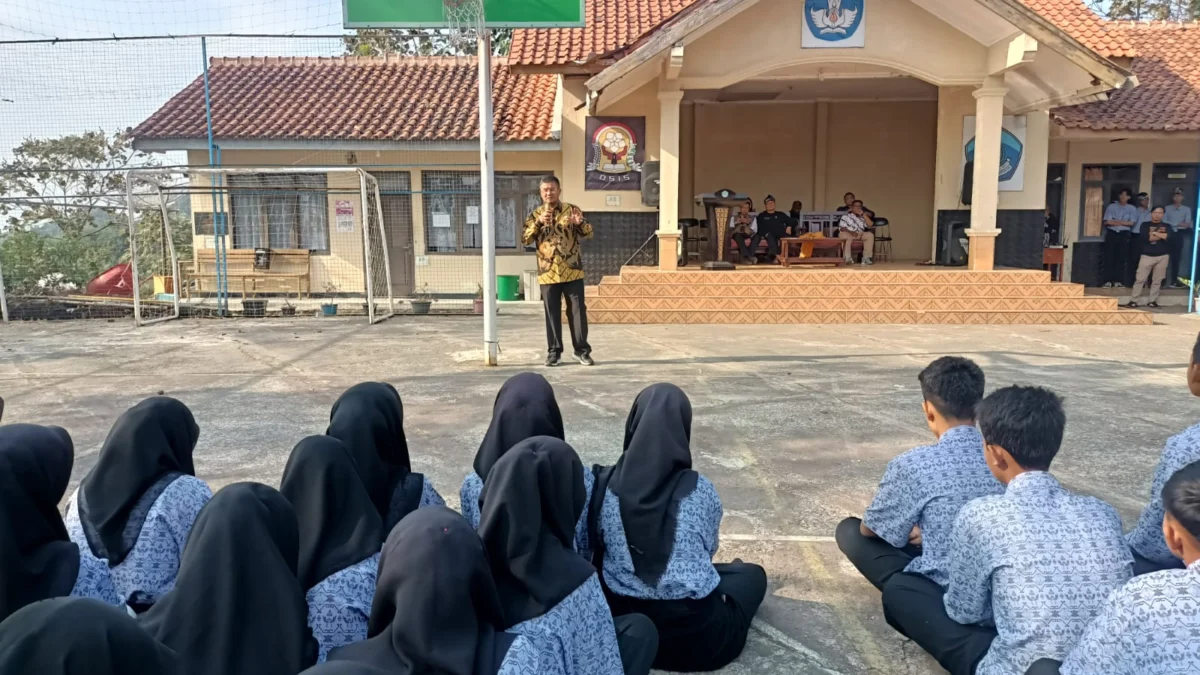 SOSIALISASI: Wakil Bupati Sumedang H Erwan Setiawan SE saat kegiatan Sosialisasi Pemilu Kepada Pemilih Pemul, dengan Tema Peran Generasi Milenial Meningkatkan Partisipasi Pemilih Pada Pemilu 2024 di Kabupaten Sumedang di SMAN 1 Conggeang, Kamis (14/9). (Foto ATEP BIMO)