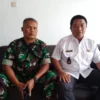 KOMPAK: Poto bersama Kepala Desa Serang, Welly Sanjaya SP.(kanan), bersama Babinsa Desa Serang, Pelda Soleh., saat diwawancara Sumeks, di kantor Desa Serang baru-baru ini terkait penangkapan residivis pelaku percobaan pencurian.(foto Ahmad Sofa)