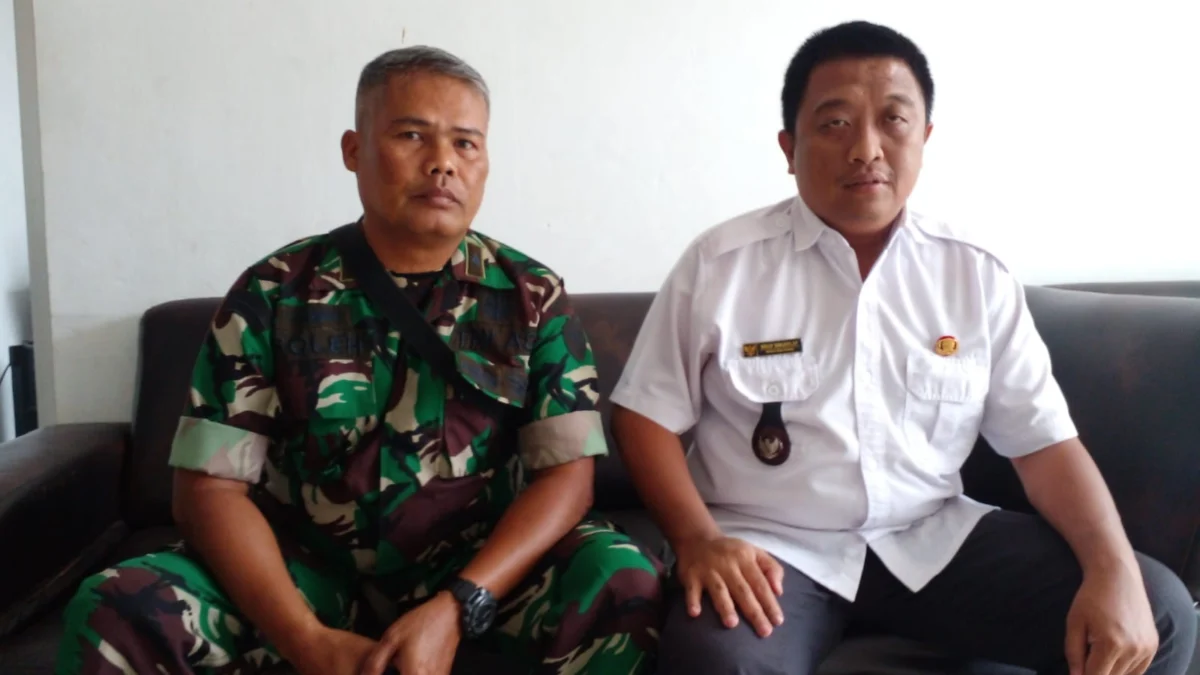 KOMPAK: Poto bersama Kepala Desa Serang, Welly Sanjaya SP.(kanan), bersama Babinsa Desa Serang, Pelda Soleh., saat diwawancara Sumeks, di kantor Desa Serang baru-baru ini terkait penangkapan residivis pelaku percobaan pencurian.(foto Ahmad Sofa)