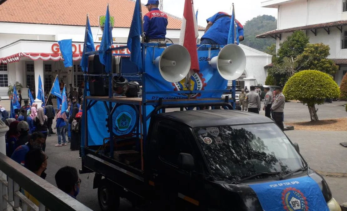 TEGUH: Sejumlah massa tengah menggelar aksi demo menolak Undang Undang Cipta Kerja, di kawasan Gedung Negara, kemarin. (Foto Rizki)