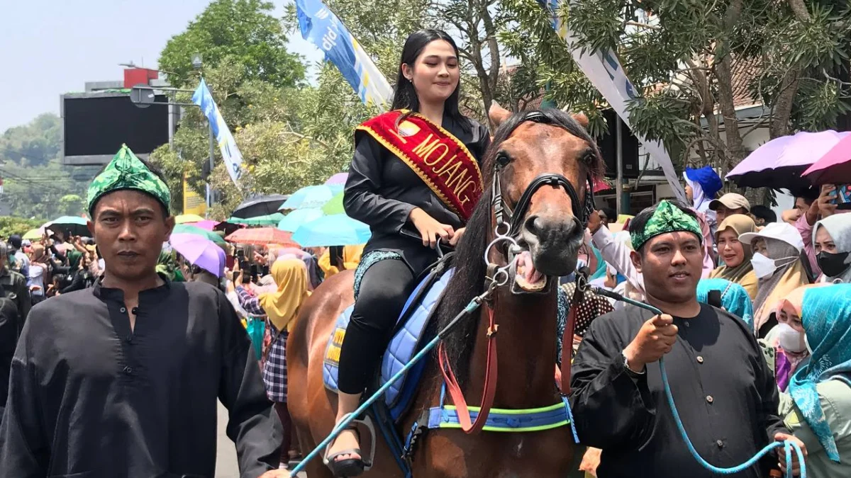 MERIAH: Bupati H Dony Ahmad Munir tengah menaiki Kereta Naga Paksi pada perayaan Kirab di Alun-alun Sumedang, kemarin.