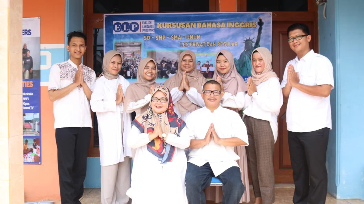 FOTO BERSAMA: Pengurus English Language Programs (ELP)Fitri Purnamasari, Dr. Enang Ahmadi di acara Grand Opening di Cimalaka, baru-baru ini.