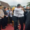 PENUH HARU: Bupati Sumedang H. Dony Ahmad Munir dan Wabup Erwan Setiawan melepas senyum sebelum meninggalkan Gedung Negara Kabupaten Sumedang, kemarin.