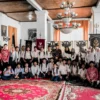 ANTUSIAS: Rd. Luky Djohari Soemawilaga (tengah), siswa siswi serta guru SMP NU Sumedang (seragam putih), siswa siswi SMK YPPS Sumedang (seragam batik merah kiri dan kanan), lokasi di Bale Agung Srimanganti.