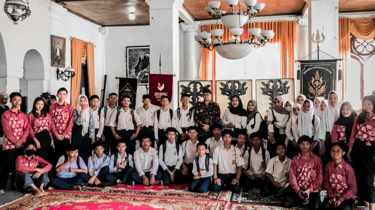 ANTUSIAS: Rd. Luky Djohari Soemawilaga (tengah), siswa siswi serta guru SMP NU Sumedang (seragam putih), siswa siswi SMK YPPS Sumedang (seragam batik merah kiri dan kanan), lokasi di Bale Agung Srimanganti.