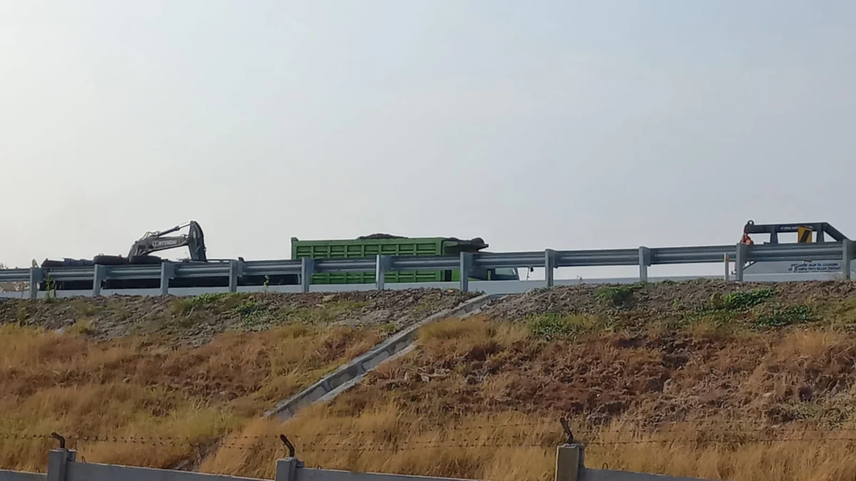 EVAKUASI: Sebuah kendaraan truk batubara yang mengalami kecelakaan di wilayah Dusun Banas Banten Desa Babakanasem Kecamatan Conggeang sedang dievakuasi, baru-baru ini.