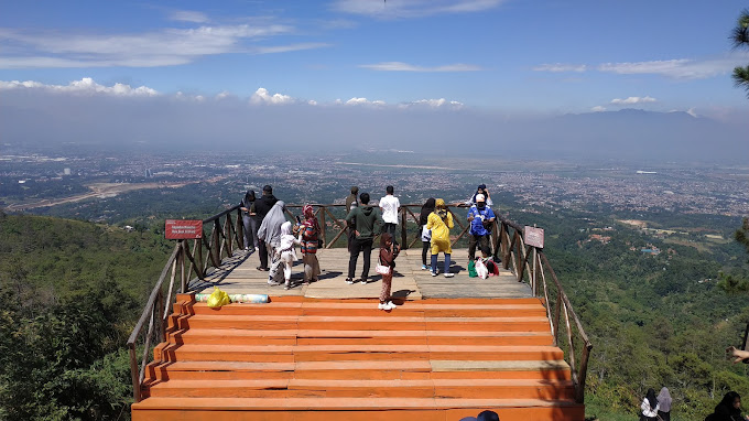 Wisata aestetik terdekat dengan Masjid Al Jabbar