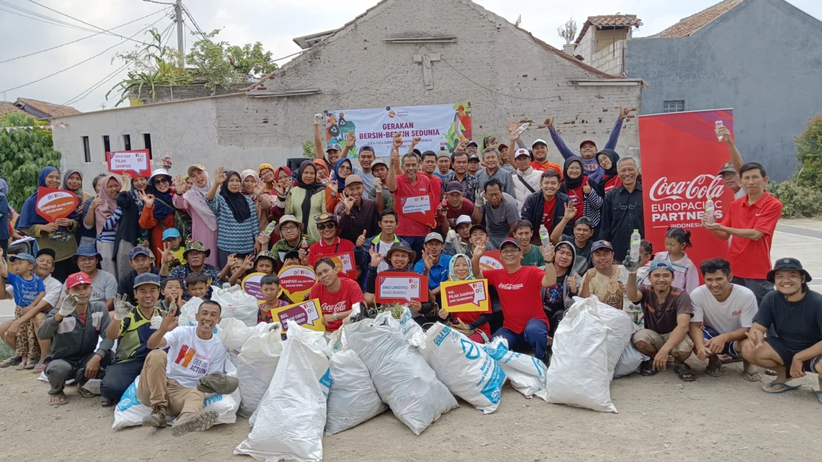 Coca-Cola Europacific Partners Indonesia Ingatkan Pentingnya Pilah Sampah Melalui Aksi Bersih-Bersih Serentak di 10 Kota