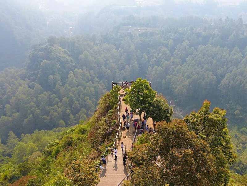 Menikmati Keindahan Kota Bandung dari Atas Tebing Keraton: Pemandangan yang Sangat Menakjubkan