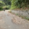 BERLUBANG: Pemotor melintasi jalan rusak dengan was-was di Jalan Pager Betis, Desa Citengah, Kecamatan Sumedang Selatan, KM 9, baru-baru ini.(foto Rizki)