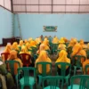 PENUHI: Beberapa warga tengan mengikuti kegiatan pengajian bulanan rutin Al- Hidayah Tingkat Desa Cikole, di Aulia Desa Cikole, baru-baru ini. (Foto Ahmad Sofa)