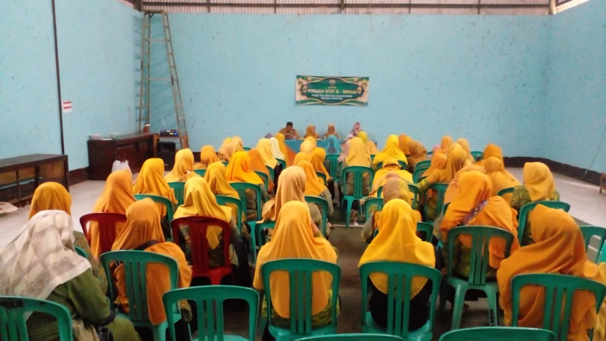 PENUHI: Beberapa warga tengan mengikuti kegiatan pengajian bulanan rutin Al- Hidayah Tingkat Desa Cikole, di Aulia Desa Cikole, baru-baru ini. (Foto Ahmad Sofa)