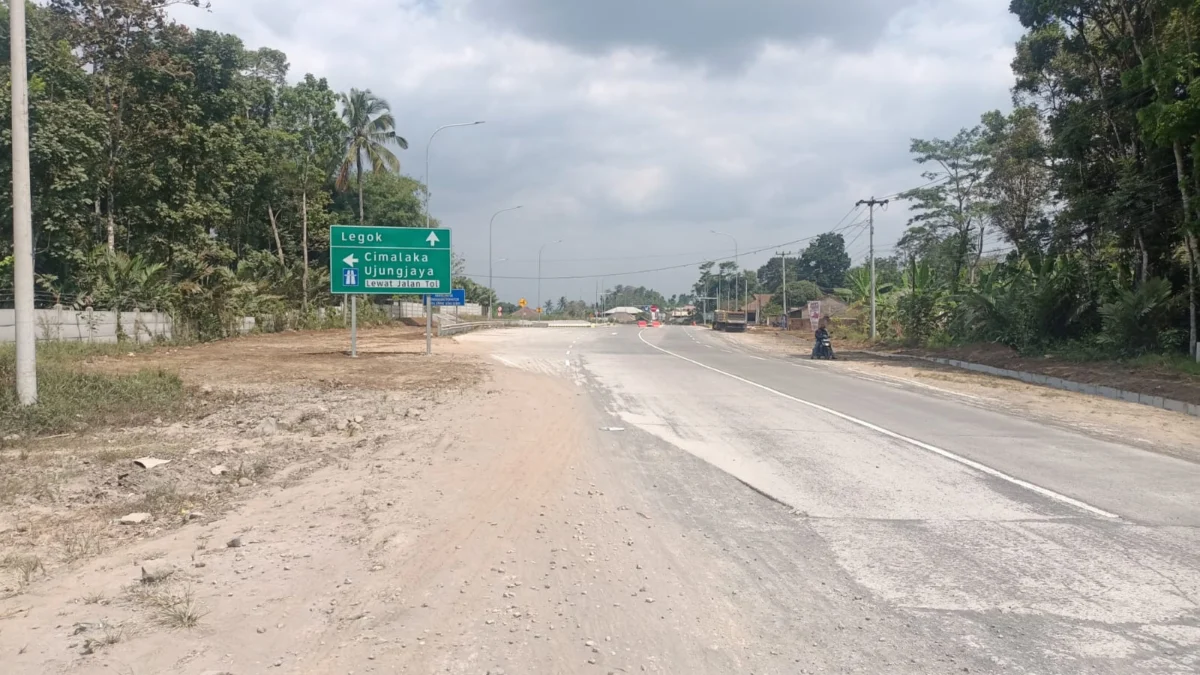 SEPI: Sebuah kendaraan melajut di GT Paseh, yang nampak masih sepi dari mobilitas kendaraan lainnya, Senin (11/9).(Foto Atep Bimo)