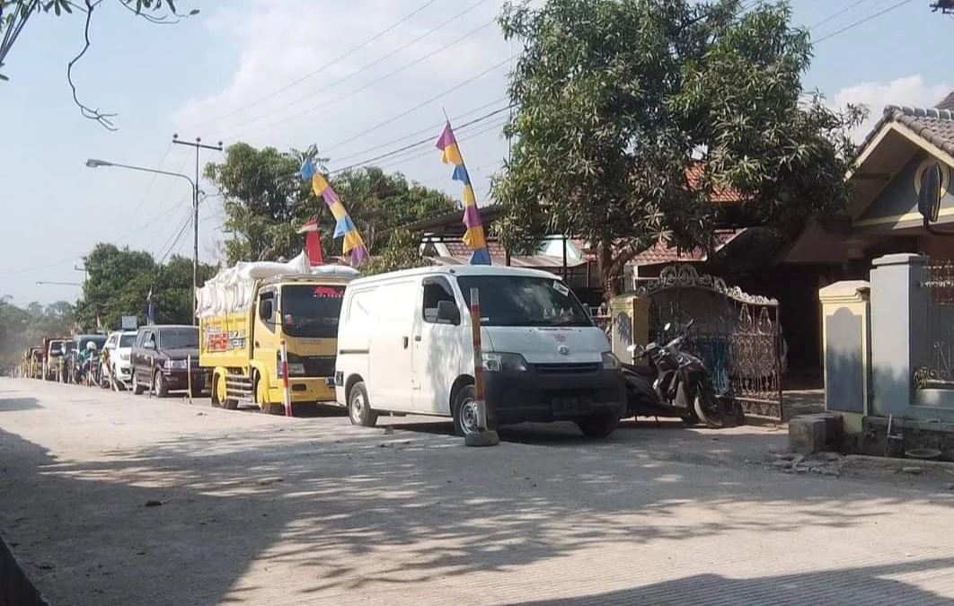 DIGEBER: Pengecoran jalan mengakibatkan antrean kendaraan, di sepanjang ruas Legok-Conggeang-Buahdua yang sedang diperbaiki, baru-baru ini.(foto Atem Bimo)