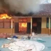 HANGUS: Sebuah ruangan laboratorium di SMPN 1 Ujungjaya terbakar, Senin (11/9). (Tangapan Layar)