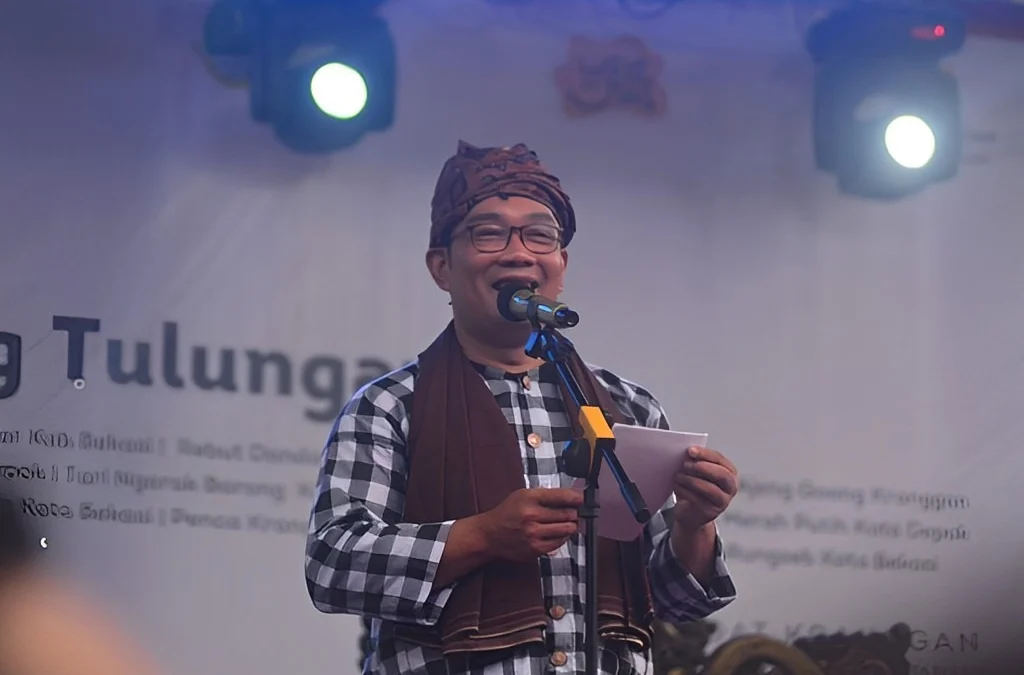 Kepala Dinas Pariwisata dan Kebudayaan Provinsi Jawa Barat Benny Bachtiar foto bersama saat pembukaan Riksa Budaya Sauyunan di Kabupaten Purwakarta, Sabtu malam (26/8/2023). Kegiatan diisi dengan berbagai penampilan kesenian dan kebudayaan Sunda Priangan.