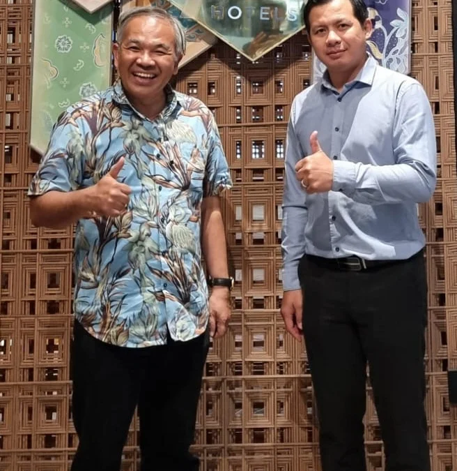 Dr Aqua Dwipayana bersama General Manager Hotel Mercure Bengkulu Herman Tri Wuryanto.